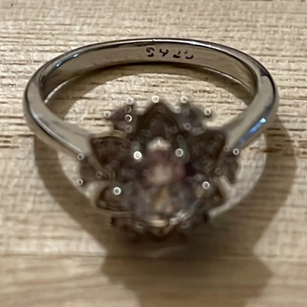 Elegant flower ring